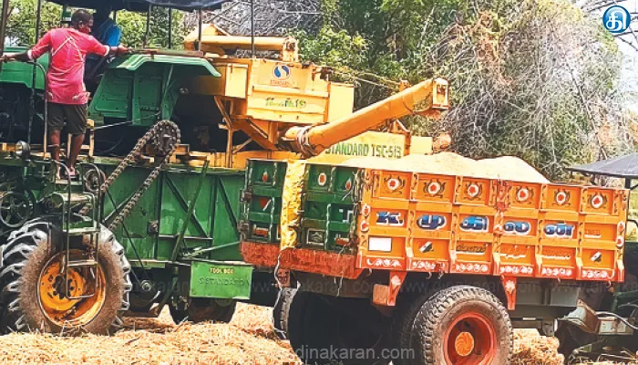 சின்னசேலம் அருகே கடத்தூர் கிராமத்தில் இயந்திரம் மூலம் நெல் அறுவடை செய்யும் பணி தீவிரம்