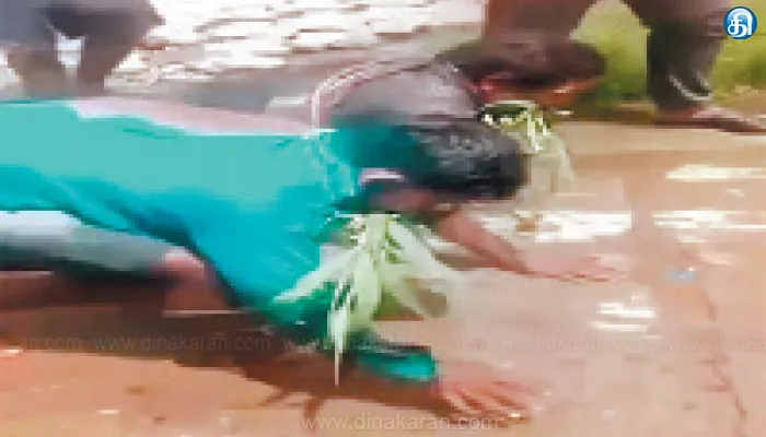 பசுக்களை கடத்தியதாக கூறி தலித் இளைஞர்களை மொட்டையடித்து சாலையில் ஊர்ந்து செல்ல வைத்த கொடூரம்: ஒடிசாவில் அதிர்ச்சி