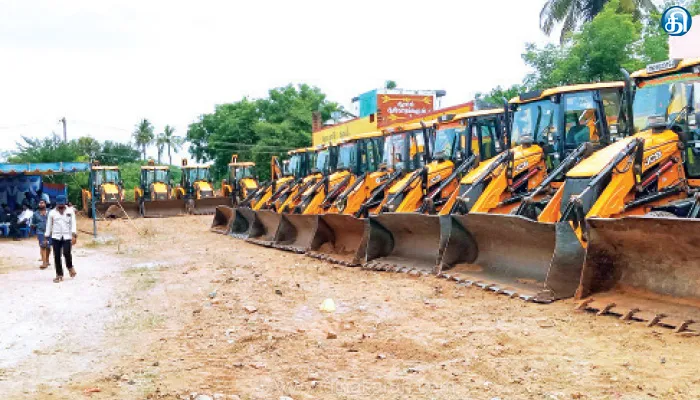 அரூரில் பொக்லைன் உரிமையாளர்கள் சங்கத்தினர் வேலை நிறுத்தம்