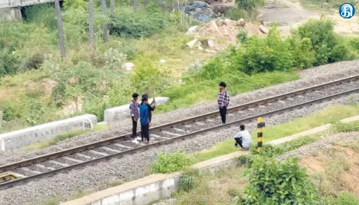 பள்ளிபாளையம் அருகே ரயில் தண்டவாளத்தில் ரீல்ஸ் வீடியோ எடுக்கும் கல்லூரி மாணவர்கள்