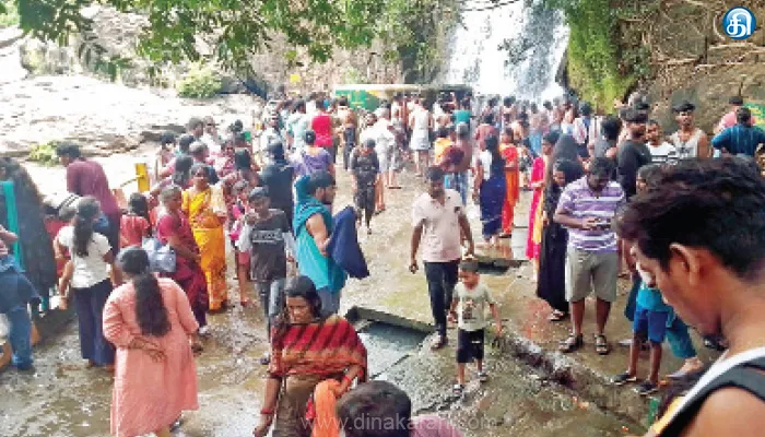 விடுமுறை தினம் என்பதால் அகஸ்தியர் அருவியில் சுற்றுலா பயணிகள் குவிந்தனர்
