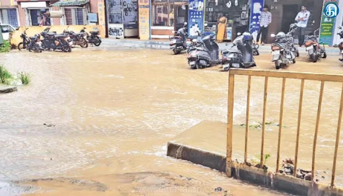 கிணத்துக்கடவில் ரோட்டில் ஆறாக ஓடிய குடிநீர்