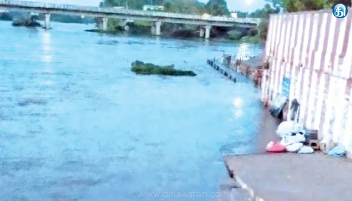 காவிரியில் உபரி நீர் வெளியேற்றம்; பவானி கூடுதுறையில் பக்தர்கள் நீராடும் பகுதி நீரில் மூழ்கியது: படகு போக்குவரத்து நிறுத்தம்