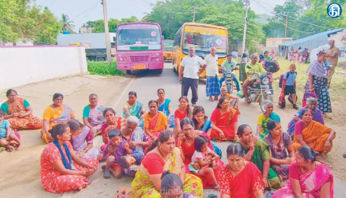 கால்வாய் பள்ளம் சீரமைக்கக்கோரி பொதுமக்கள் சாலைமறியல்