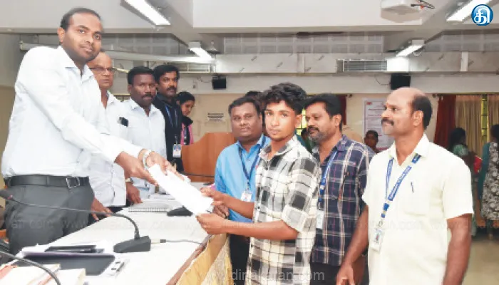 சிறப்பு குறைதீர் முகாம்களை பயன்படுத்தி மாணவர்கள் தங்களது உயர்கல்வி கனவை அடைய வேண்டும்