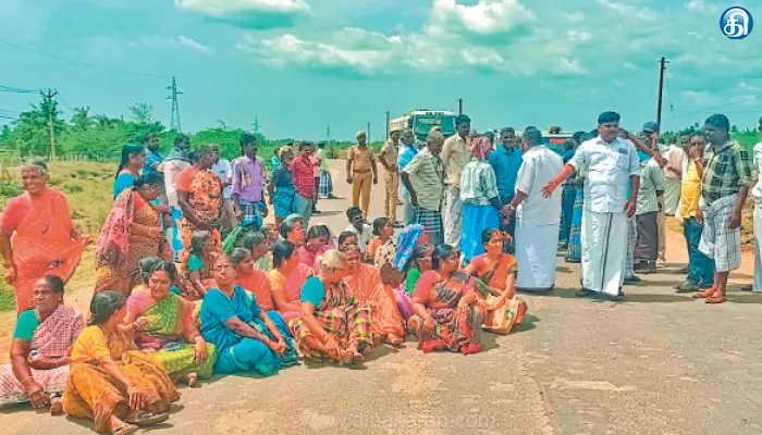 நாகப்பட்டினம் அருகே நான்கு வழி சாலை அமைக்க எதிர்ப்பு தெரிவித்து சாலை மறியல்
