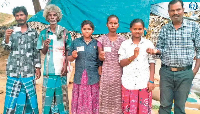 பல ஆண்டுகால போராட்டத்தை கடந்து ஆதார் அட்டை பெற்ற இருளர் இன மக்கள்: அரசின் நலத்திட்டங்கள் எதிர்ப்பார்த்து காத்திருப்பு