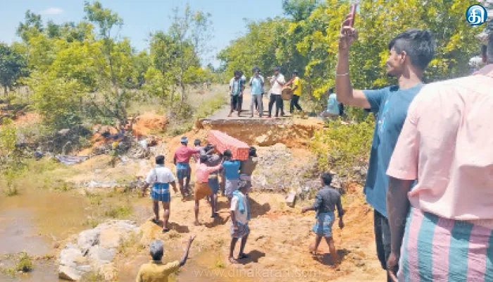 இடுகாட்டிற்கு செல்லும் பாதை சீரமைக்காததை கண்டித்து மூதாட்டி உடலை பாலத்தில் வைத்து கிராம மக்கள் திடீர் போராட்டம்