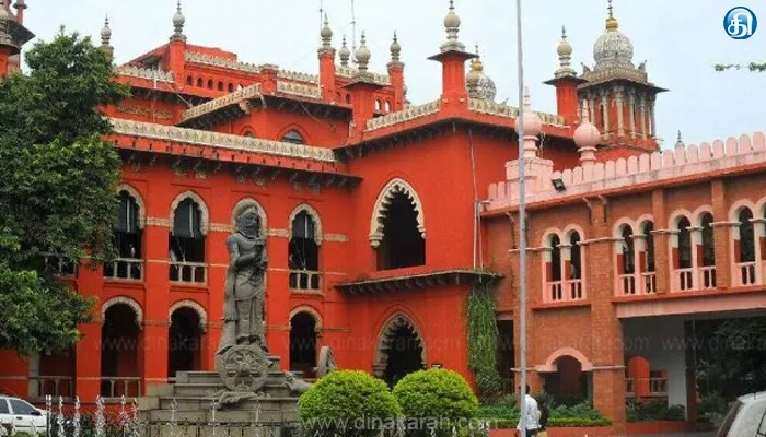 சென்னையில் பொது இடங்களில் உள்ள கொடிக்கம்பங்களை முழுமையாக அகற்றாதது ஏன்?.. ஐகோர்ட் கேள்வி
