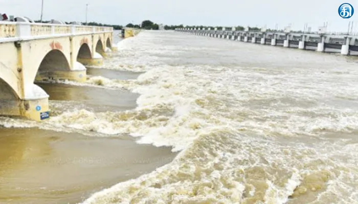 கொள்ளிடத்தில் இருந்து உபரிநீர் கடலில் கலந்து வீண்